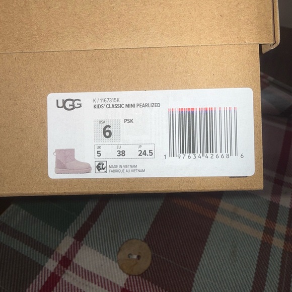 UGG Kids Classic Mini Pearlized boots size 6 new - Picture 9 of 9